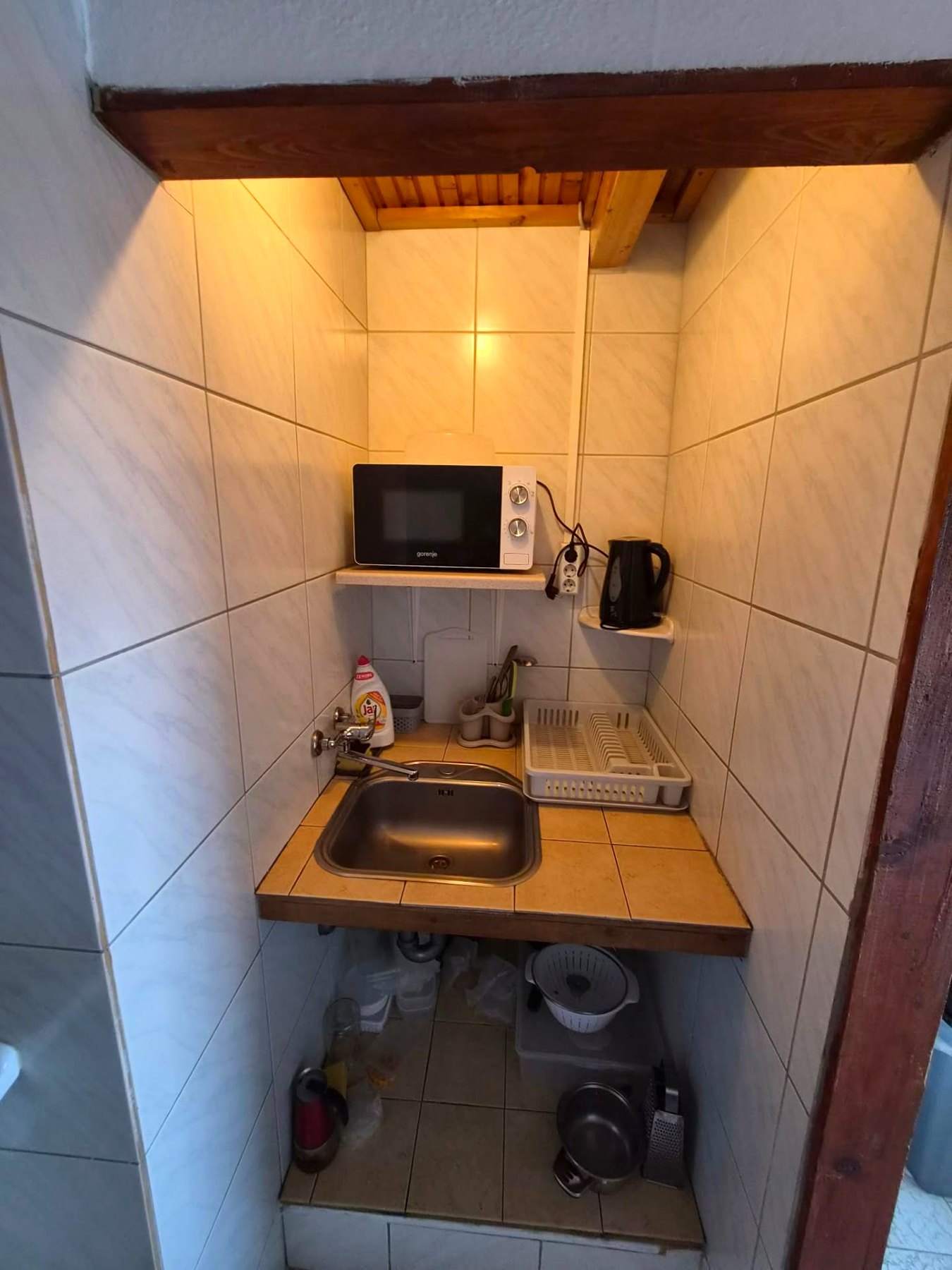 Teakonyha mosogatóval, mikróval és vízforralóval