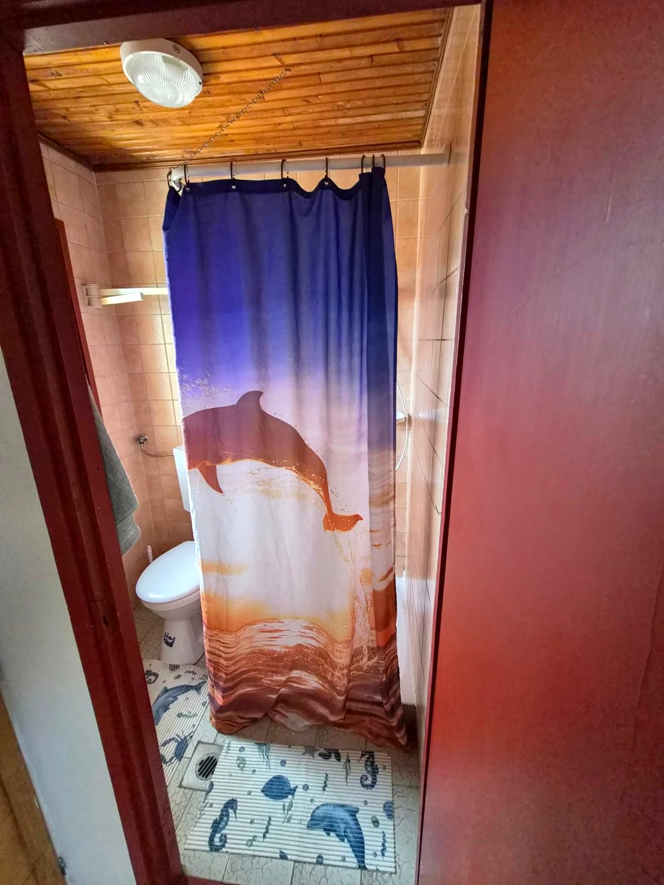 Zuhanyzós fürdőszoba a vendégház emeletén